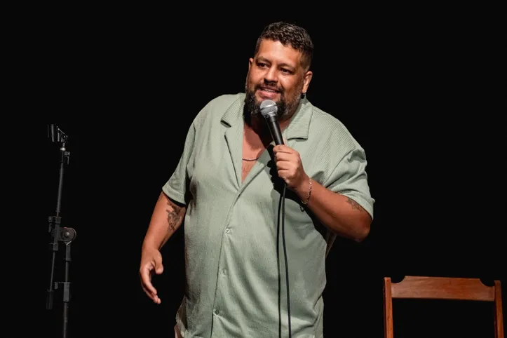 Matheus Buente apresenta o solo “O Problema É Theu” no Teatro Faresi