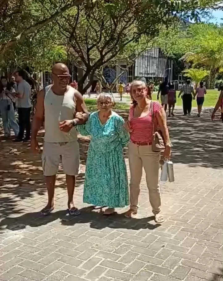 Maria das Neves, de 86 anos, indo votar em Salvador