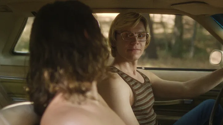 Evan Peters como Jeffrey Dahmer