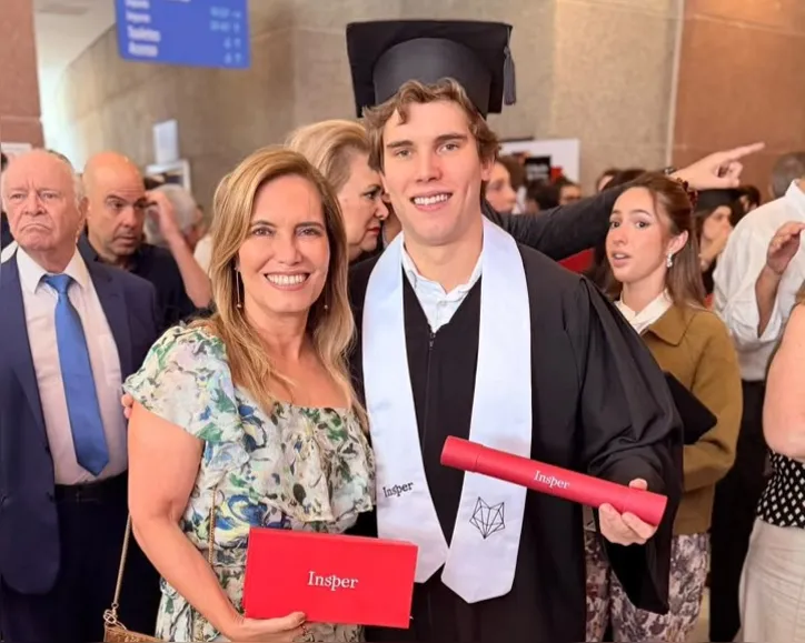 Monique celebra, com orgulho, a conquista do filho Felipe, formado em Ciências Econômicas pelo Insper