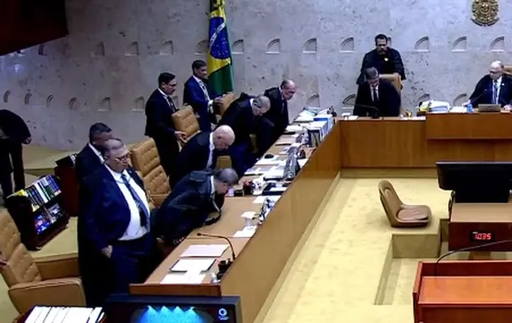 Alexandre de Moraes e André Mendonça na abertura da sessão