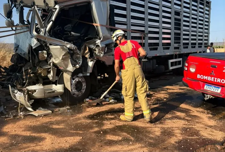 Bombeiros fizeram a limpeza do óleo derramado na pista