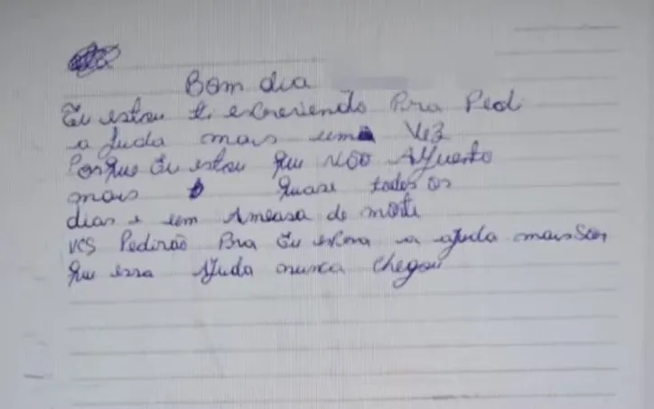 Imagem ilustrativa da imagem Mulher é resgatada de cárcere após entregar bilhete com pedido de socorro para professora do filho
