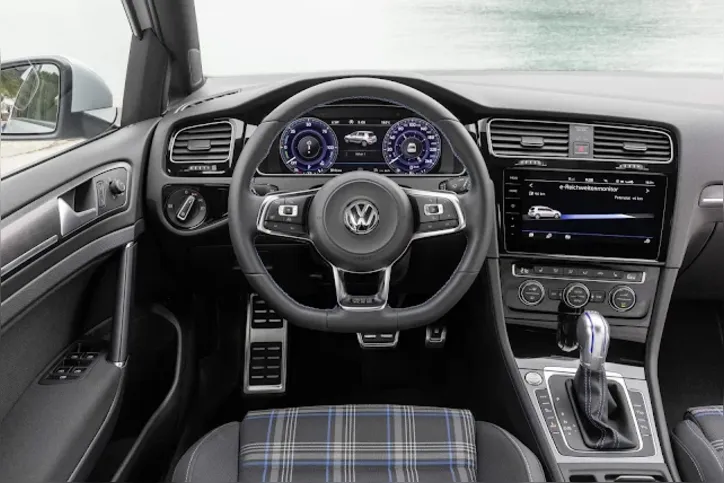 Interior Golf Hybrid R-Line