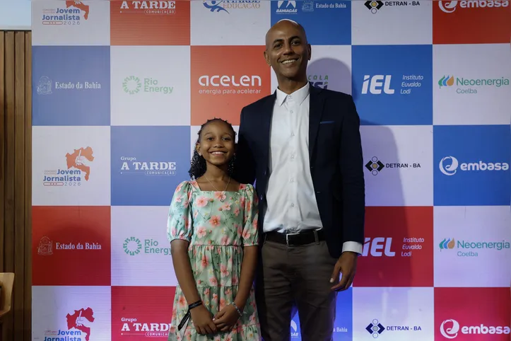 Professor Miguel de Jesus Junior ao lado da estudante Eloisa Almeida dos Santos