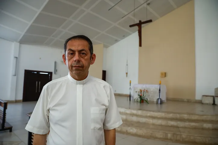 Padre Marcos Venícius próximo ao local onde ficava a imagem de Santa Dulce que foi vandalizada