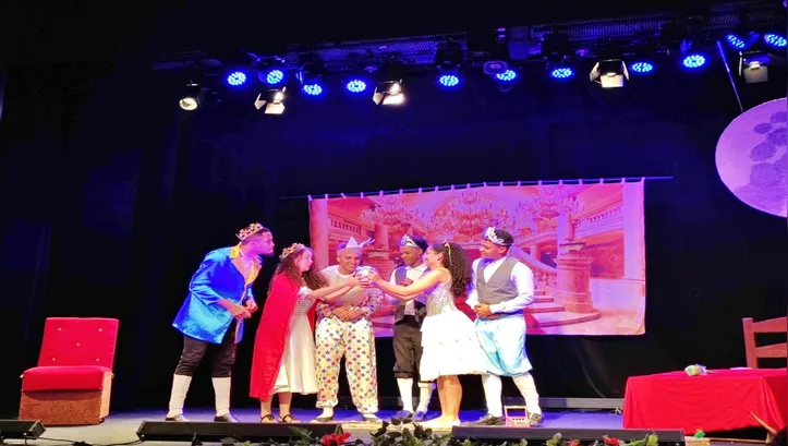 Espetáculo “Queremos a Lua!” apresenta aventura infantil com humor no Sesi Caminho de Areia.