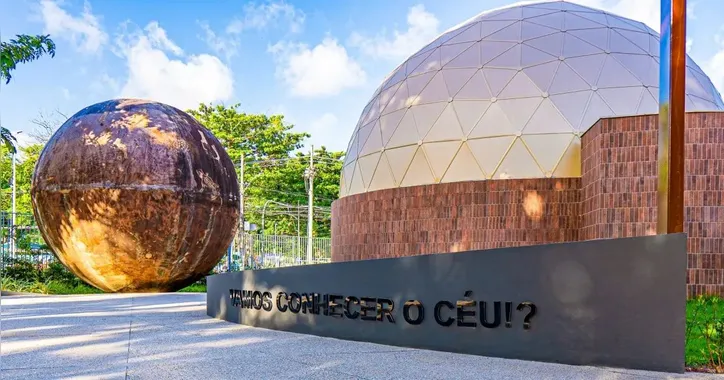 Planetário da UFBA oferece programação gratuita com sessões imersivas e observações astronômicas no Dia das Crianças.