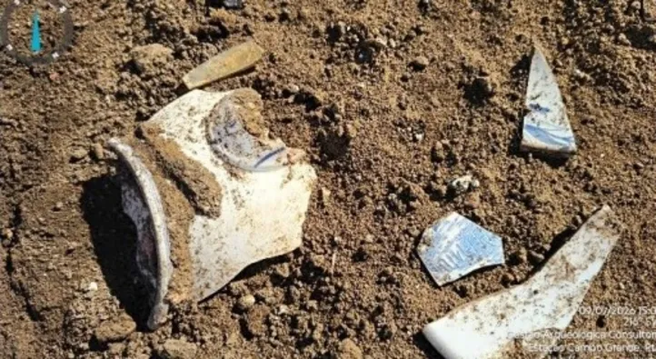 Prato e sopeira em faiança inglesa encontrados no sítio