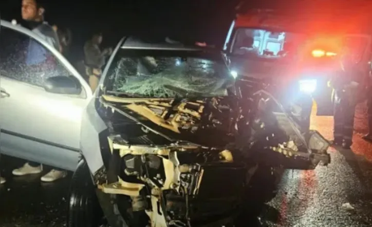 Carro ficou com a frente totalmente destruída