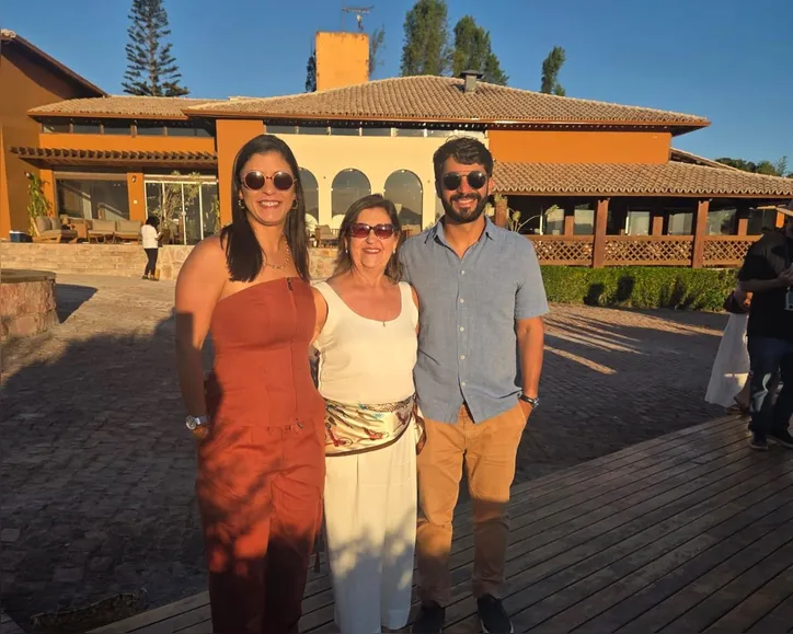 Lidia, Angela e Fabio Pina celebram os 30 anos do Casarão Alpina, referência em hospitalidade na Chapada Diamantina