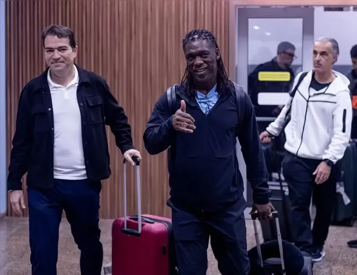 Seedorf chegando no Brasil para trabalhar no Corinthians