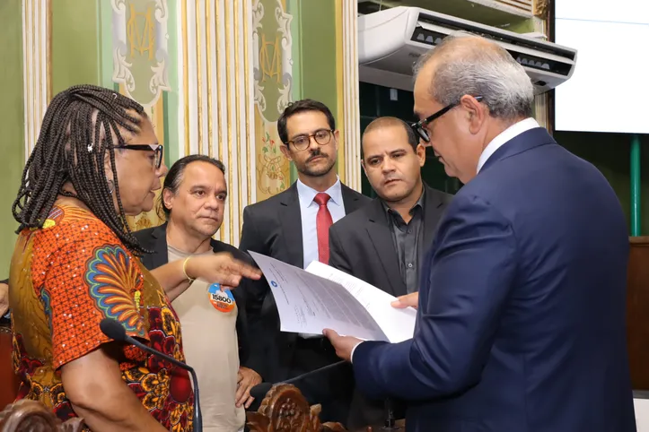 Presidente Carlos Muniz (PSDB) ao lado de vereadores da oposição