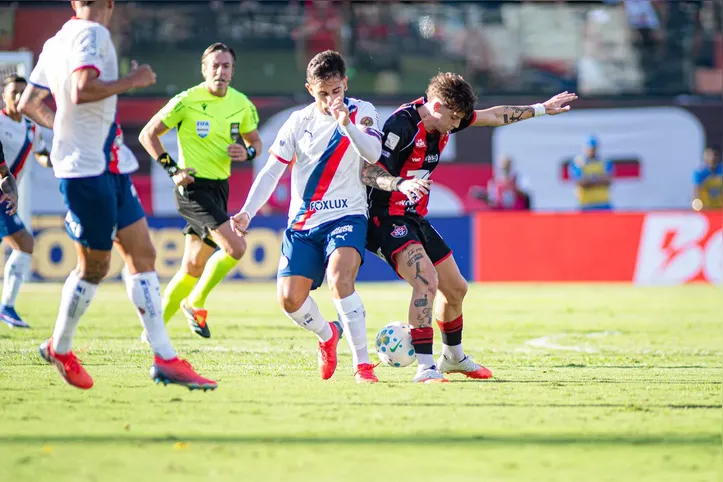 Acevedo e Tarzia disputam a bola no BaVi