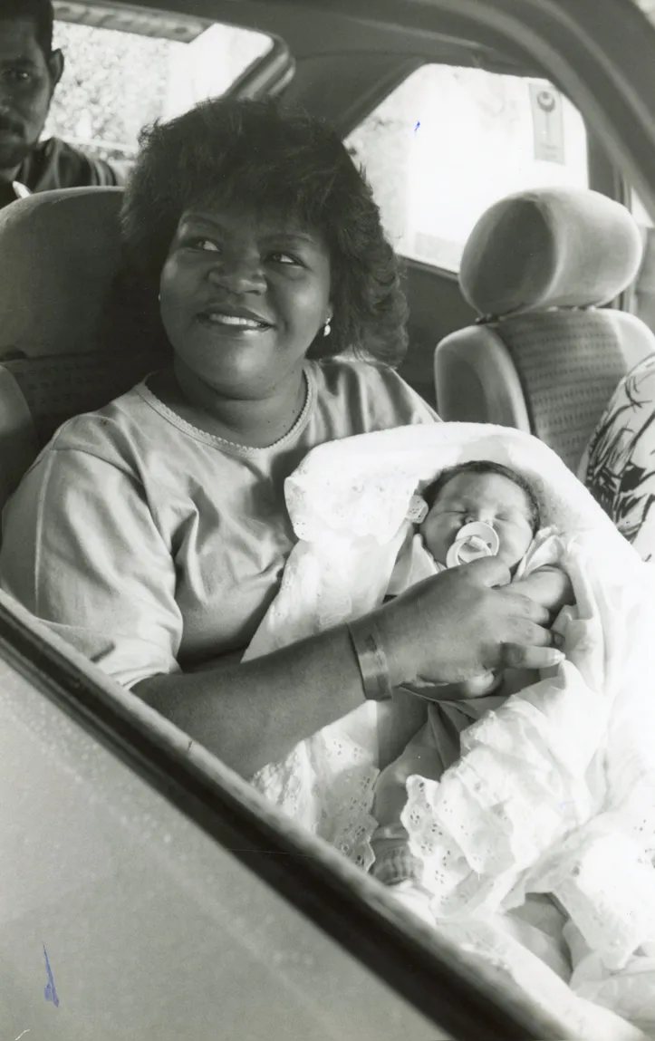 Primeiro bebê de proveta baiano saindo da maternidade em julho de 1992