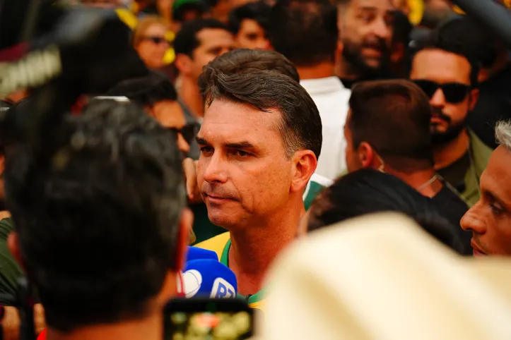 Crise entre Flávio Bolsonaro e ex-amigo escancara passado de Flávio Bolsonaro