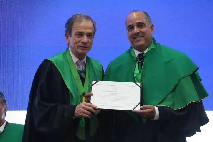 Waldemar Neves do Amaral, presidente da ABGO, e Manoel Sarno, durante a posse do médico baiano na Academia