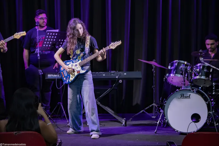 Marina já se apresentou tocando guitarra