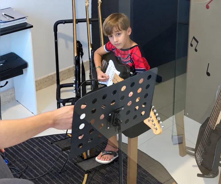 Rafael, de 6 anos, está aprendendo guitarra