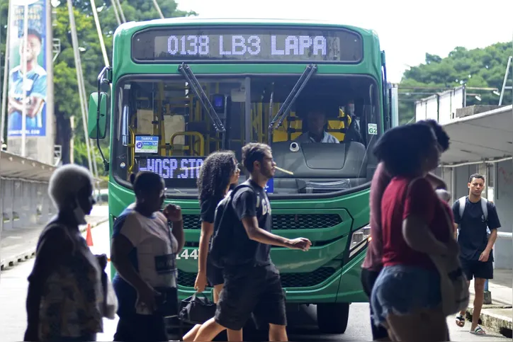 Durante a intervenção, os ônibus das linhas da plataforma G operam provisoriamente no térreo da estação