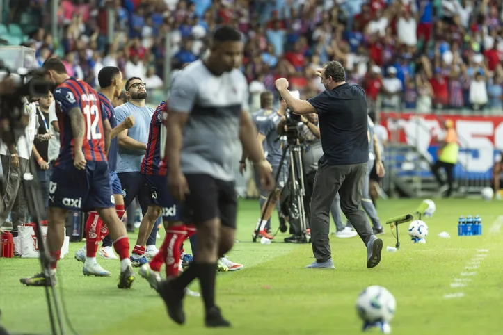 Ceni comemorando triunfo contra o São Paulo