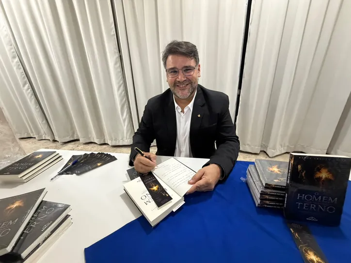 Régis Aragão Leite celebra o lançamento de sua obra em noite de prestígio e reflexão