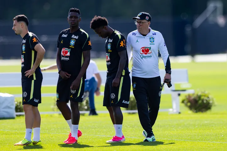 Ancelotti treinando a Seleção Brasileira