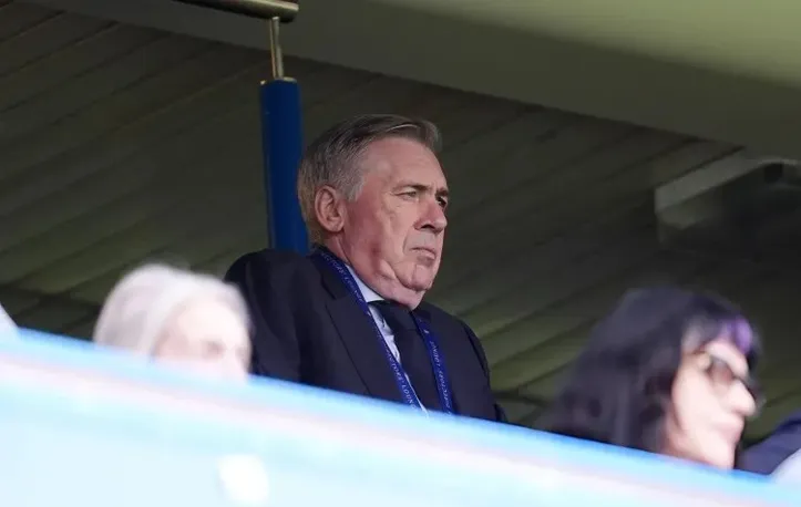 Ancelotti assistindo João Pedro pelo Chelsea