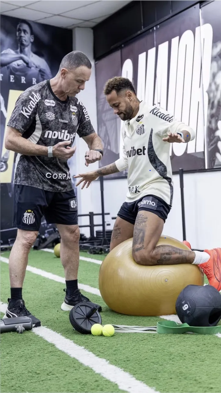 Neymar treinando no CT Rei Pelé