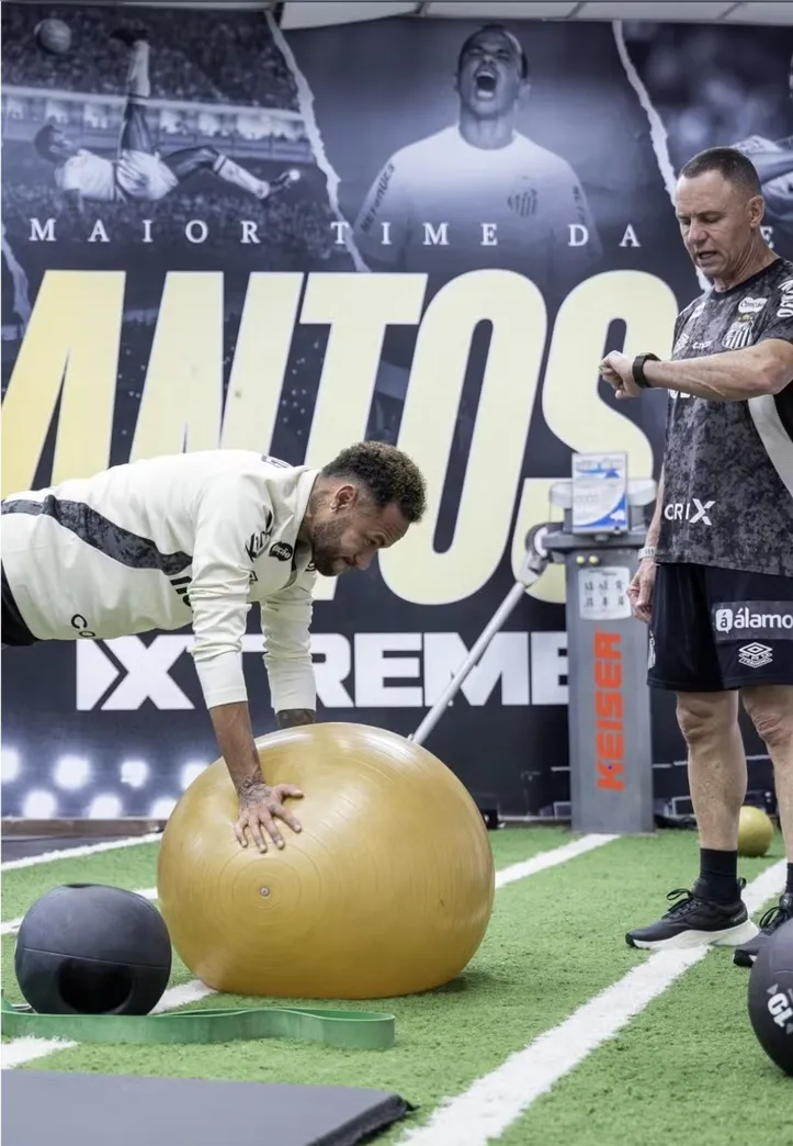 Neymar treinando no CT Rei Pelé