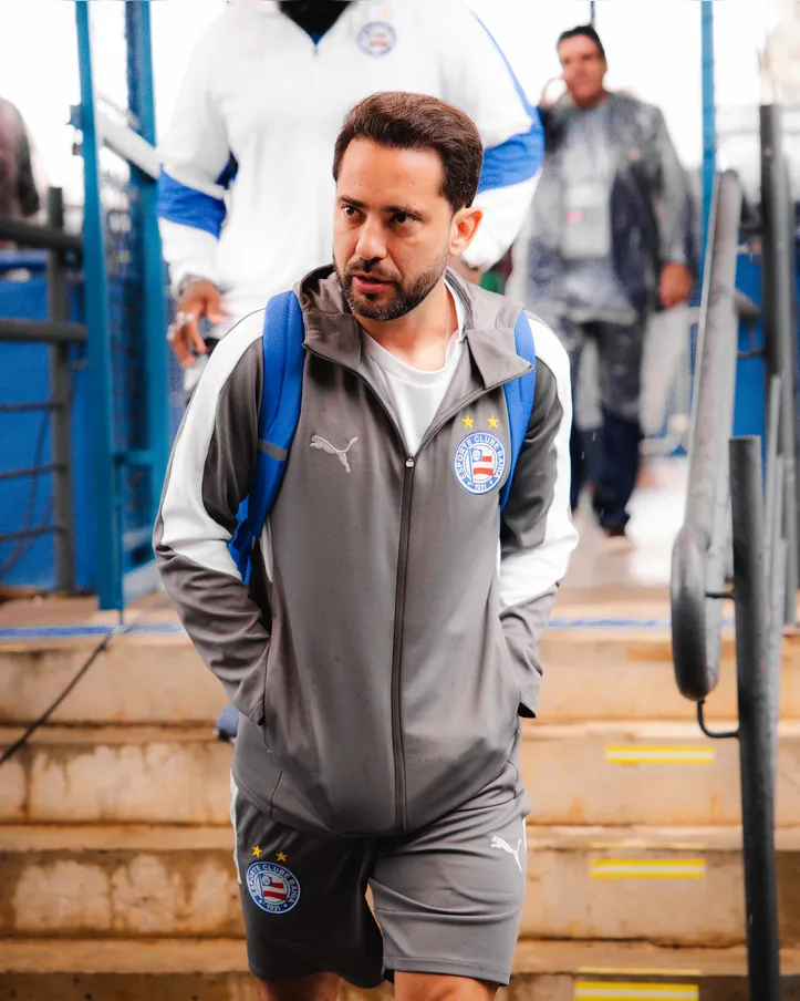 Everton Ribeiro durante chegada no Estádio Cícero de Souza Marques