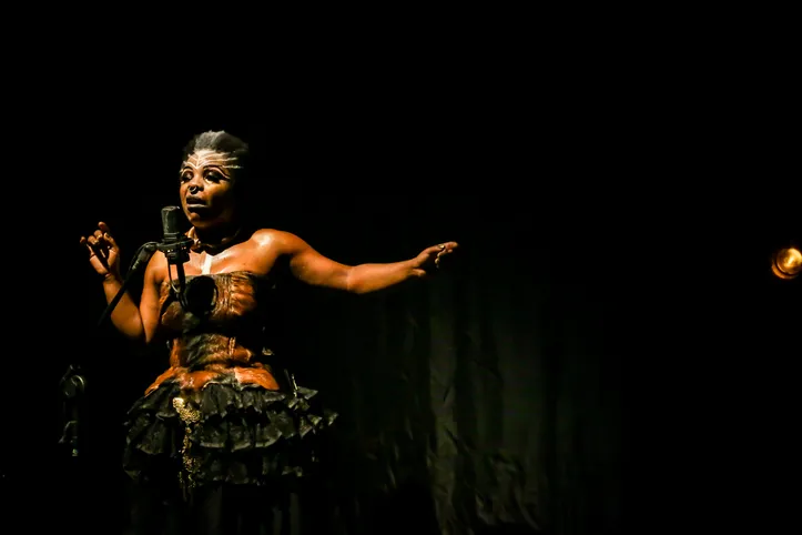 “Medeia Negra”, do grupo A Panacéia, está entre as montagens baianas da mostra