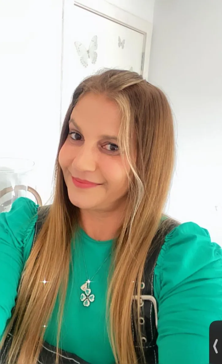 Ana Cláudia Queiroz à frente do Workshop Raízes, um convite ao autoconhecimento e à ressignificação