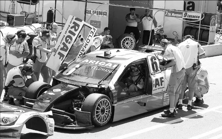 Carros da Stock Car durante os treinos no CAB antes da corrida na sexta etapa do GP de 2009