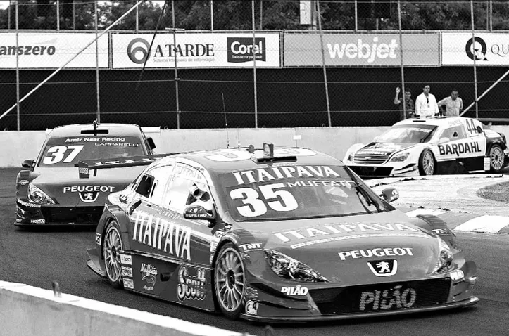 Carros da Stock Car durante os treinos no CAB antes da corrida na sexta etapa do GP de 2009