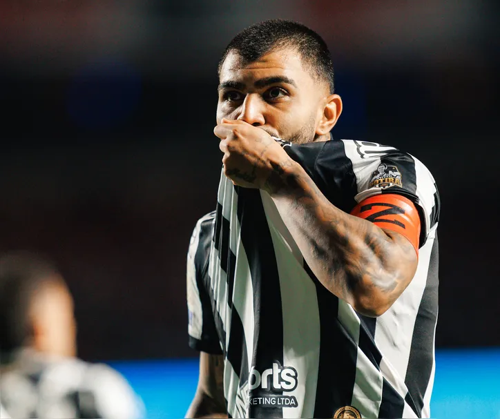 Gabigol comemorando