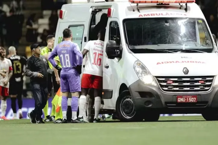 Atleta do Bragantino retirado de campo por ambulância
