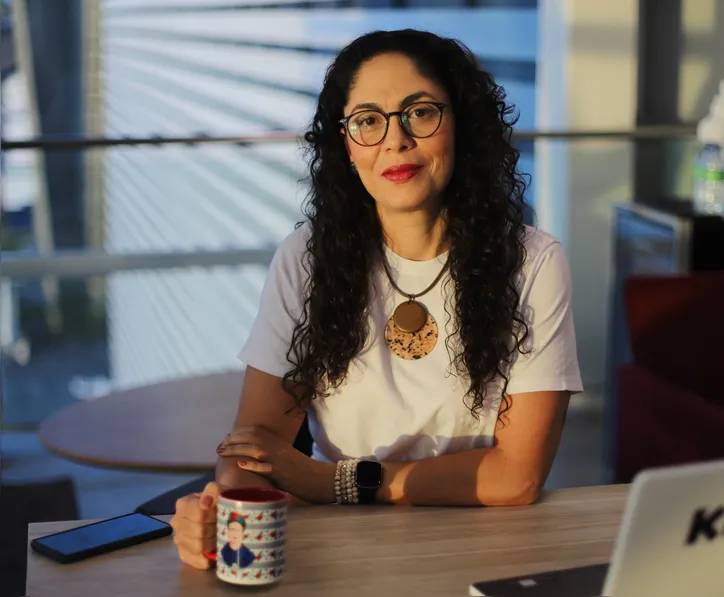 Renata Matos, jornalista, pós-graduada em Psicologia Positiva, mentora em Desenvolvimento Humano e autora do e-book "Passei dos 40. E agora?"