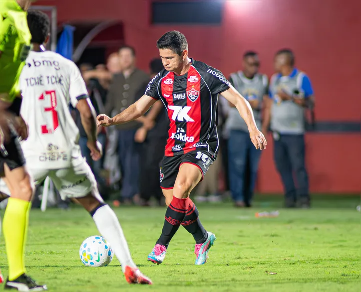 Osvaldo, atacante do Vitória