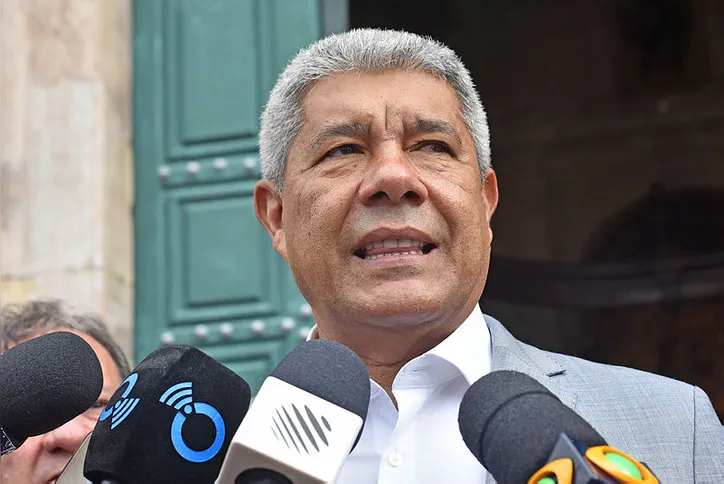 Governador Jerônimo Rodrigues durante coletiva de imprensa