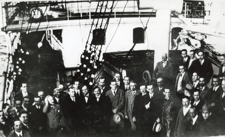 Grupo de exilados políticos nos anos 1930, entre eles está Simões Filho