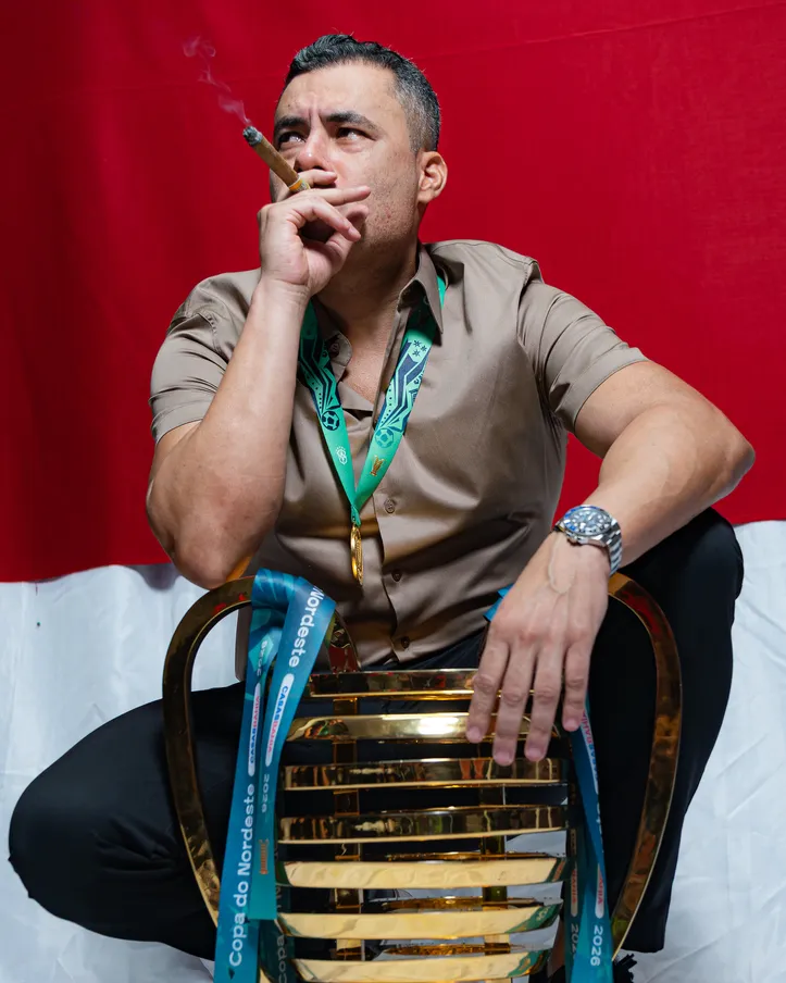 Jair Ventura com a taça da Copa do Nordeste