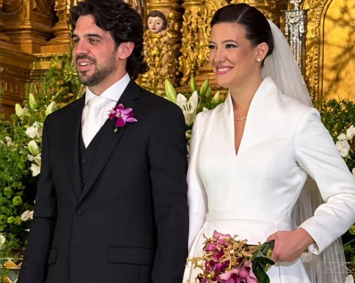 Ana Clara e Fábio, em noite de celebração e elegância, brindando ao amor