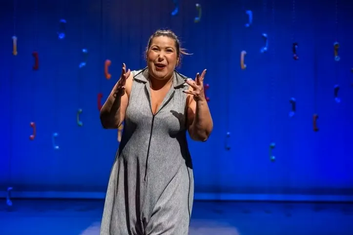 Mariana Xavier protagoniza a comédia Antes do Ano que Vem, em cartaz no Teatro Sesc Casa do Comércio