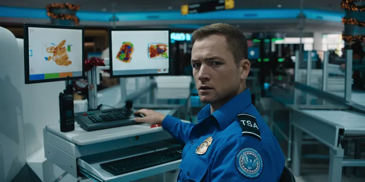Taron Egerton como Ethan Kopek em Bagagem de Risco