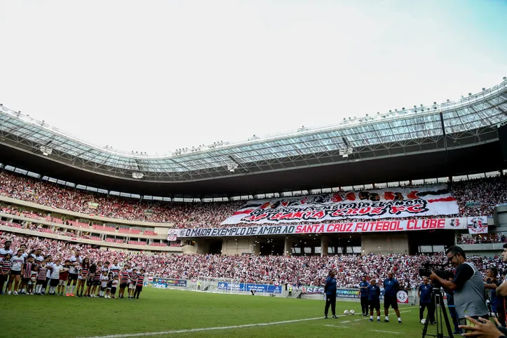 Torcida do Santa Cruz na Arena de Pernambuco