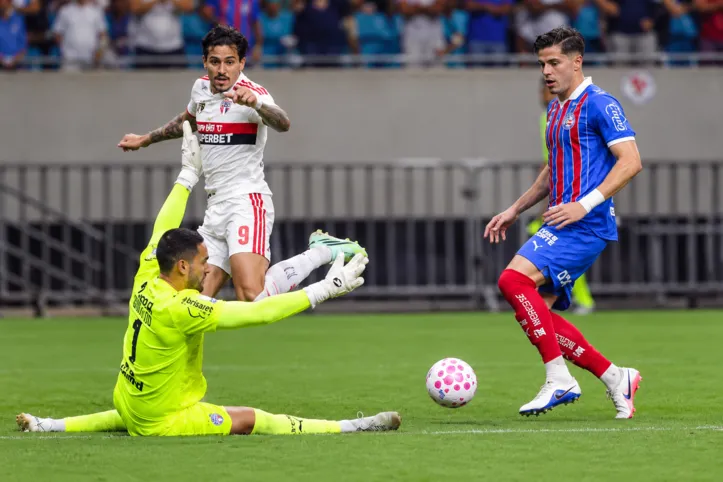Goleiro Ronaldo, do Bahia, fazendo uma defesa