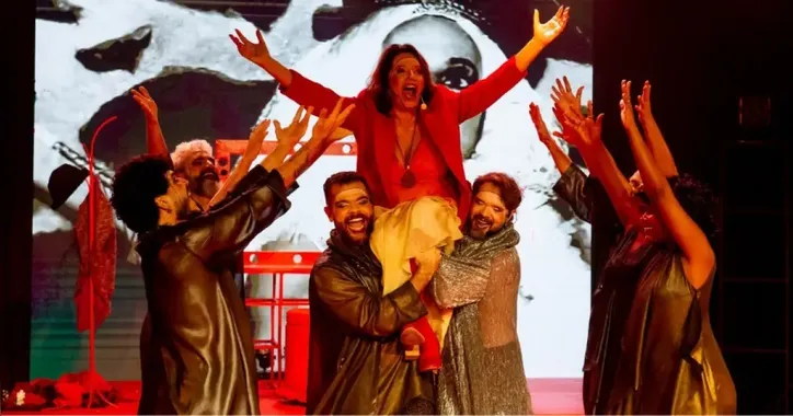 legenda para nilda
Andréa Elia interpreta Nilda Spencer no musical “Nilda: Uma Mulher Retada”, em cartaz no Teatro Vila Velha.