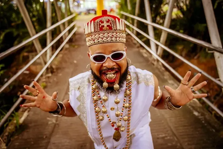 Nando Zâmbia celebra 25 anos de carreira com o espetáculo “ELEGBAPHO”, no Espaço Cultural da Barroquinha