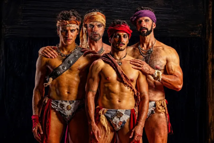 “Romeu & Romeu” recria o clássico de Shakespeare em montagem que mistura drama e comédia no Teatro Jorge Amado